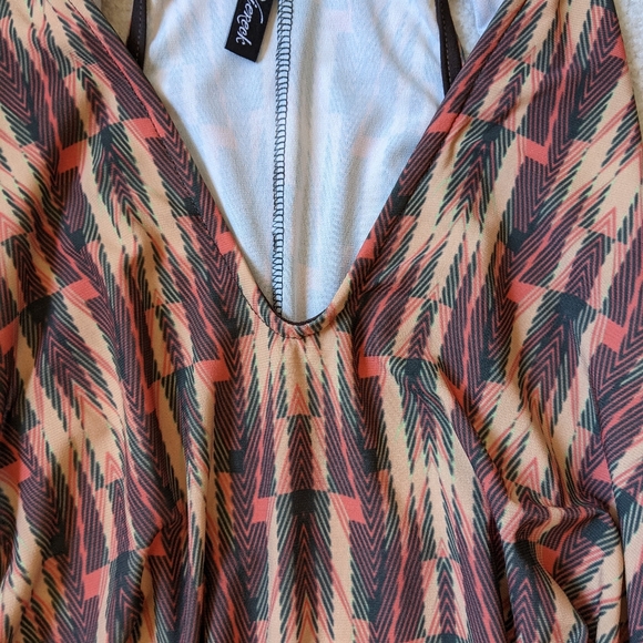 Viereck pattern v neck top Size xs - Picture 11 of 12